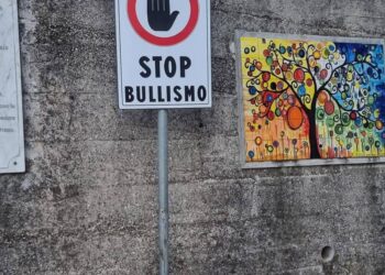 “Segnali stradali” in piazza a Caggiano per dire “Stop” al bullismo e al cyberbullismo