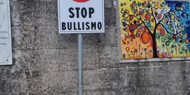 “Segnali stradali” in piazza a Caggiano per dire “Stop” al bullismo e al cyberbullismo
