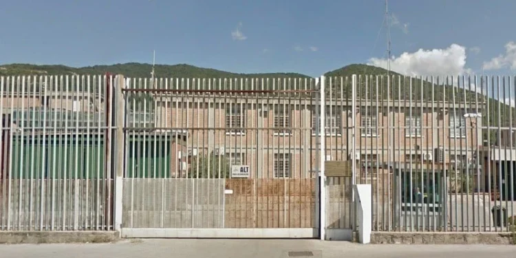 Maxi rissa al carcere di Salerno per la contesa del traffico di droga. I più pericolosi trasferiti