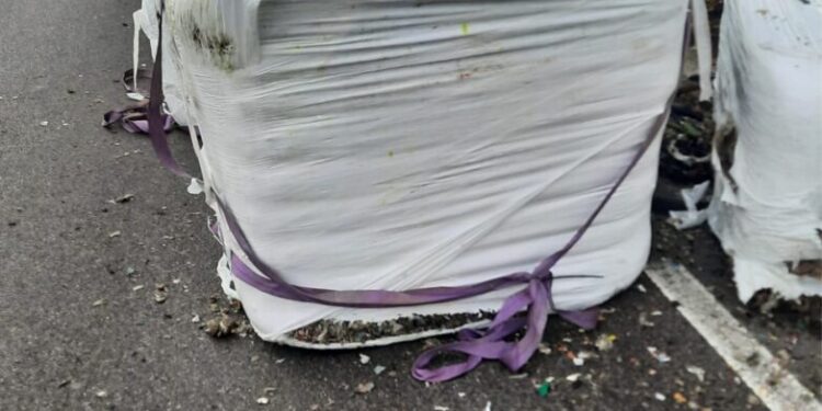 Salerno, ciclista travolto e ucciso dal carico di un camion: autista indagato per omicidio stradale