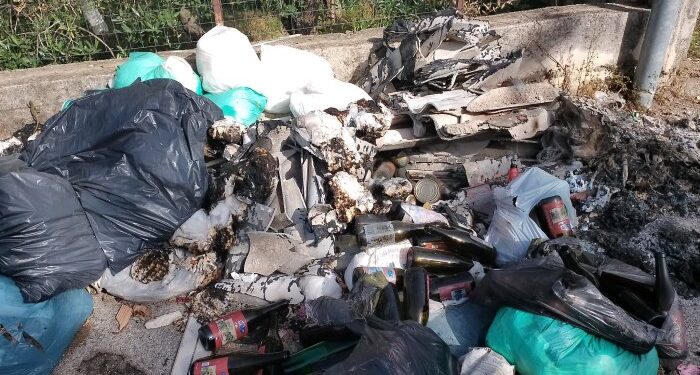 Scoperta discarica abusiva a Sarno: rifiuti pericolosi e degrado ambientale