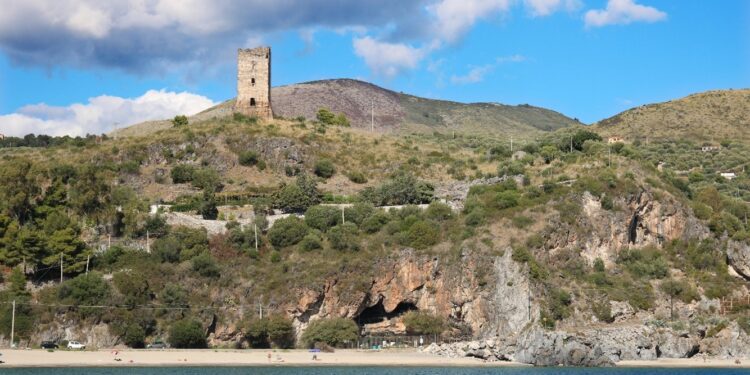 Armi da getto scoperte nella Grotta della Cala di Camerota