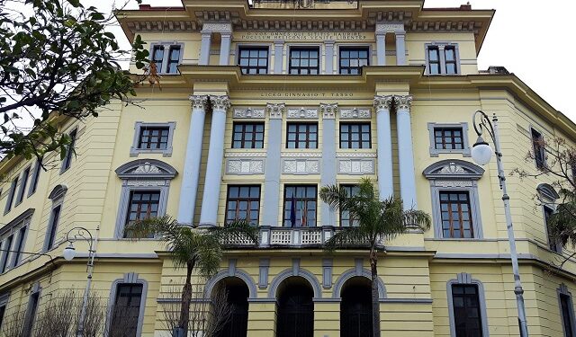 Lite al liceo “Tasso” di Salerno: studente spara un compagno con una pistola a piombini   