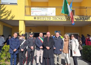 Monsignor Davide Carbonaro in visita alle scuole di Brienza: un incontro di fede e comunità