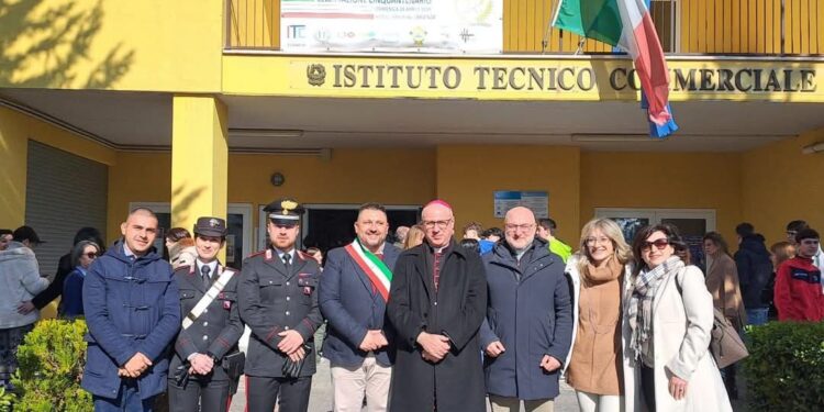 Monsignor Davide Carbonaro in visita alle scuole di Brienza: un incontro di fede e comunità