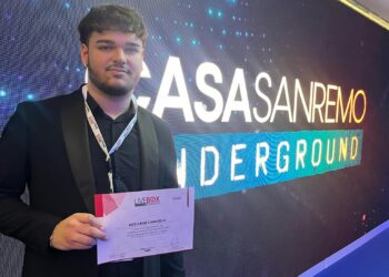 Giovane cantante di Polla da applausi a “Casa Sanremo”: Riccardo Cardiello vince una borsa di studio