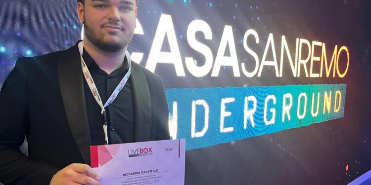 Giovane cantante di Polla da applausi a “Casa Sanremo”: Riccardo Cardiello vince una borsa di studio
