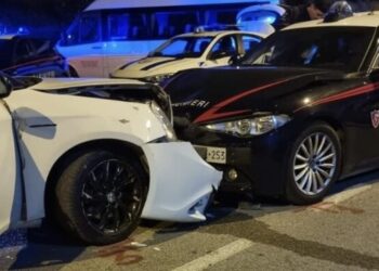 Inseguimento a Salerno: auto sospetta si schianta contro la pattuglia dei carabinieri
