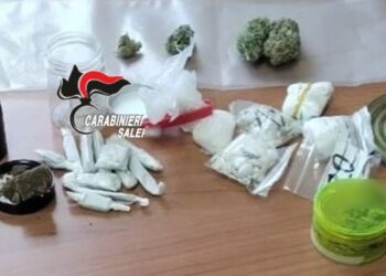 Salerno, arrestato uomo in possesso di droga e materiale per lo spaccio