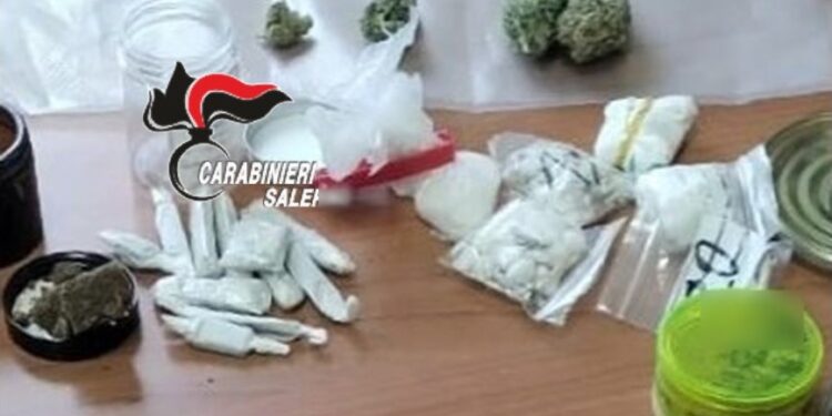 Salerno, arrestato uomo in possesso di droga e materiale per lo spaccio
