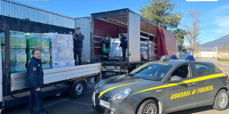 Sequestrate di bombole di gas refrigerante di contrabbando a Scafati: 5 persone denunciate