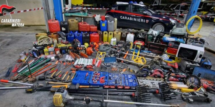 Ruba un trattore e sei quintali di gasolio: 37enne arrestato a Scanzano Jonico