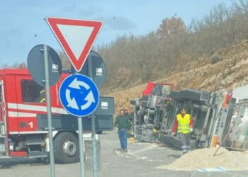 Val d’Agri autocisterna si ribalta nei pressi dell’Ospedale San Pio da Pietrelcina