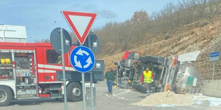 Val d’Agri autocisterna si ribalta nei pressi dell’Ospedale San Pio da Pietrelcina