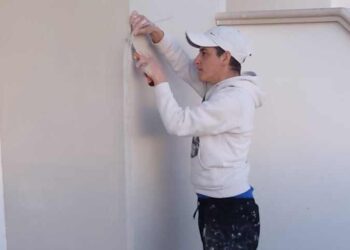 Sonia, muratrice di Castel San Lorenzo: “Amo il mio lavoro e lotto contro i pregiudizi”