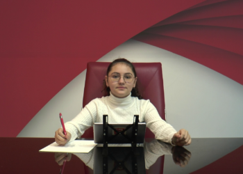 La “mini-giornalista” Andrea annuncia le notizie di Italia2Kidz