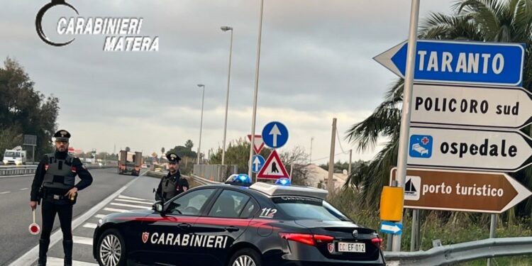 In fuga dopo una rapina in un market a Policoro, arrestati in Calabria due ladri
