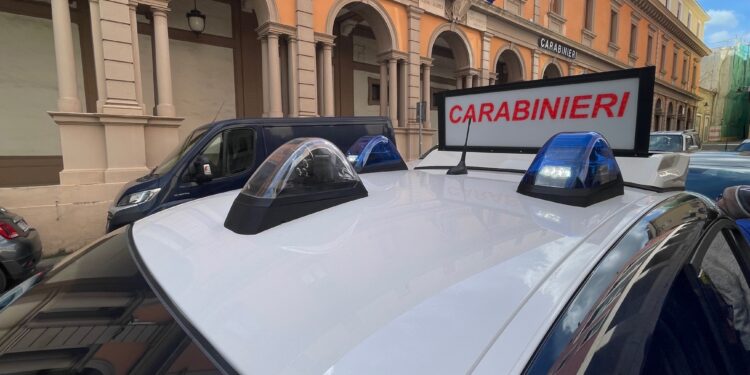Via vai da un locale, i carabinieri scoprono due pusher a Venosa