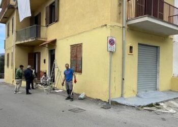 Scritte offensive a Centola: i colpevoli ripuliscono la casa della coppia