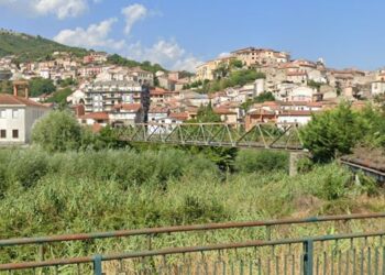 Camminate pericolose sul ponticello di ferro. Il Comune di Polla corre ai ripari