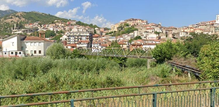 Camminate pericolose sul ponticello di ferro. Il Comune di Polla corre ai ripari