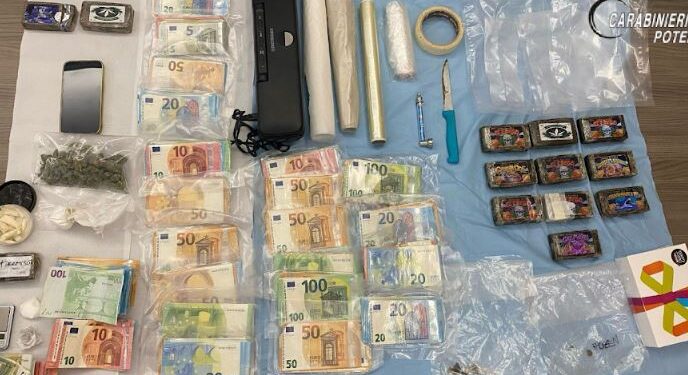 Giovani pusher nel centro di Potenza: in arresto una coppia