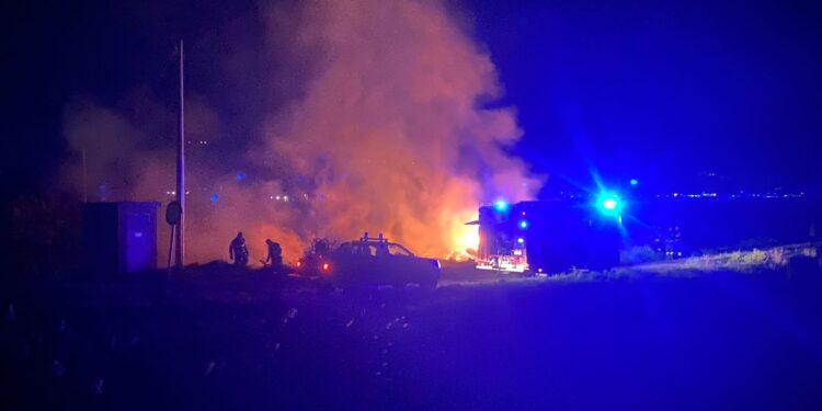 Fiamme sul lungo fiume di Polla. Intervento dei vigili del fuoco