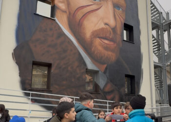 Jorit all’opera per il suo “Van Gogh di Buonabitacolo” incanta i bambini della scuola