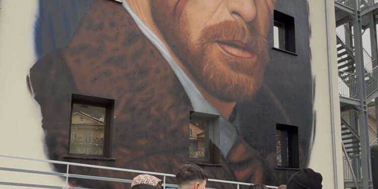 Jorit all’opera per il suo “Van Gogh di Buonabitacolo” incanta i bambini della scuola