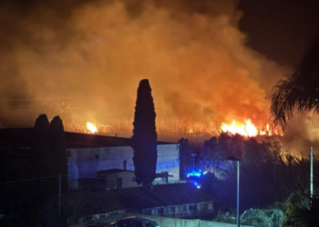 Vasto incendio distrugge l’ex Pamafi a Castrocucco di Maratea