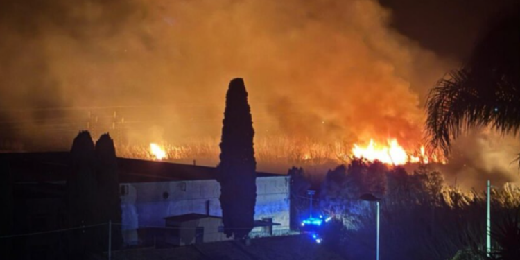 Vasto incendio distrugge l’ex Pamafi a Castrocucco di Maratea