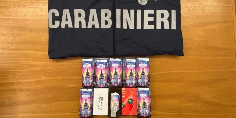 Scoperti con oltre un chilo di droga nel potentino. Arrestati: uno di loro è minorenne