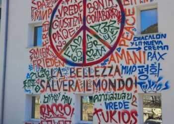 “La bellezza salverà il mondo”: Un murales di Jorit sulla facciata della scuola di Buonabitacolo
