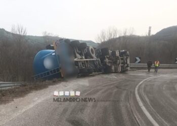 Camion perde il controllo e finisce fuori strada nel potentino: illeso l’autista
