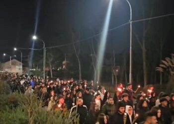 In centinaia alla fiaccolata per Massimo, tra lacrime e applausi. La mamma: “Grazie a tutti”