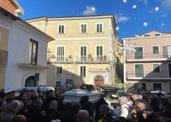 Sant’Arsenio. Palloncini bianchi e centinaia di persone per l’ultimo saluto a Massimo Nonato