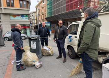Controllo sui cestini gettacarte a Salerno: sanzionata un’attività commerciale per uso improprio ed inquinamento