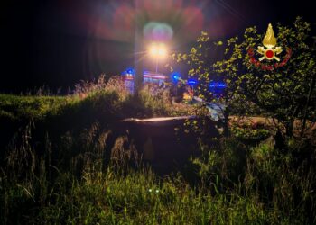 Auto si ribalta sull’Aversana e finisce in un canale: morta una donna di 48 anni