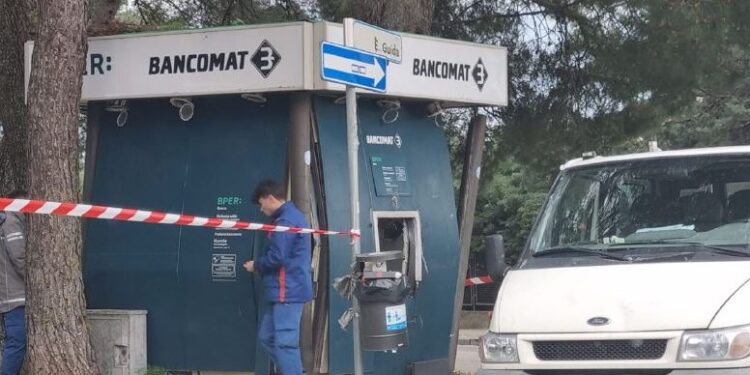 Matera: assalto, nella notte, ad uno sportello bancomat. Si indaga