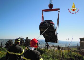 Dimentica di inserire il freno a mano. Auto precipita in acqua a Ferrandina