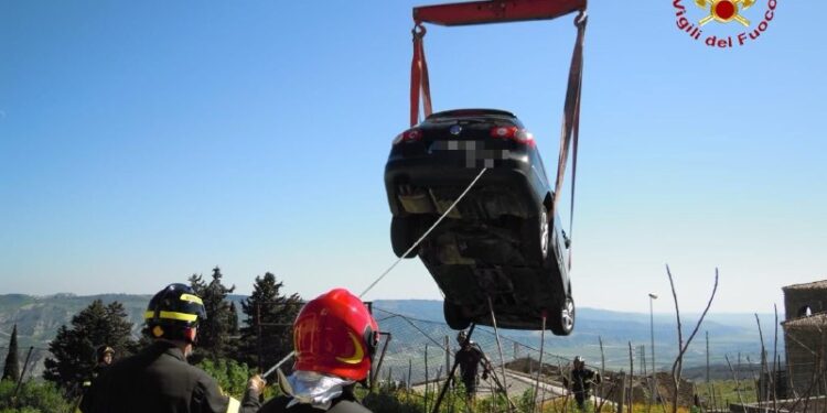 Dimentica di inserire il freno a mano. Auto precipita in acqua a Ferrandina