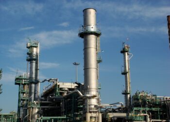 La manutenzione di Eni al Centro Oli di Viggiano preoccupa i sindacati: “Turni di 12 ore insostenibili”