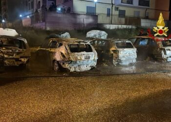 Incendio di auto a Lavello: intervento tempestivo dei Vigili del Fuoco