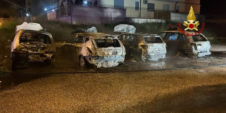 Incendio di auto a Lavello: intervento tempestivo dei Vigili del Fuoco
