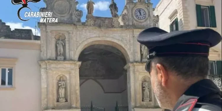 Minaccia un commerciante per farsi consegnare del denaro: arrestato 49enne a Matera