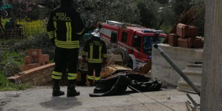 Tragedia nel Cilento: muore schiacciato da mezzo edile durante lavori per la casa del figlio. Oggi i funerali