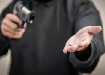 Rapina al supermercato Sisa di Torrione Alto: bandito in fuga con 500 euro