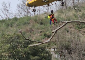 Cade in un burrone mentre cerca asparagi: è grave. Ferito anche un suo amico