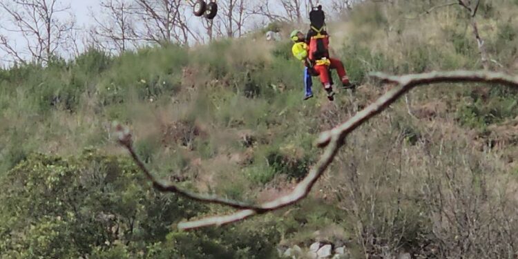Cade in un burrone mentre cerca asparagi: è grave. Ferito anche un suo amico