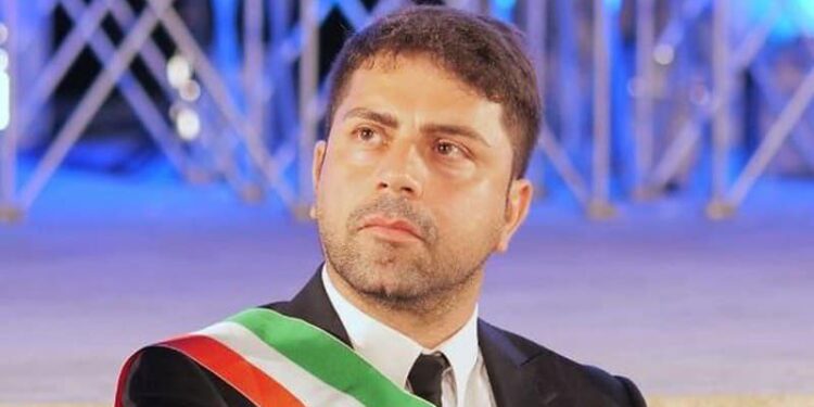 Ascea, il sindaco mette in guardia: “Attenzione alle truffe, usano un numero falso con il mio nome”